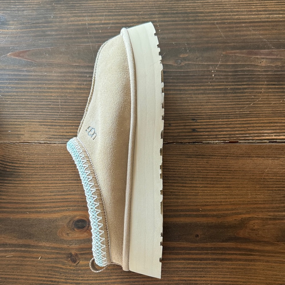 UGG Beige Slippers with Plush Lining - Picture 5 of 8